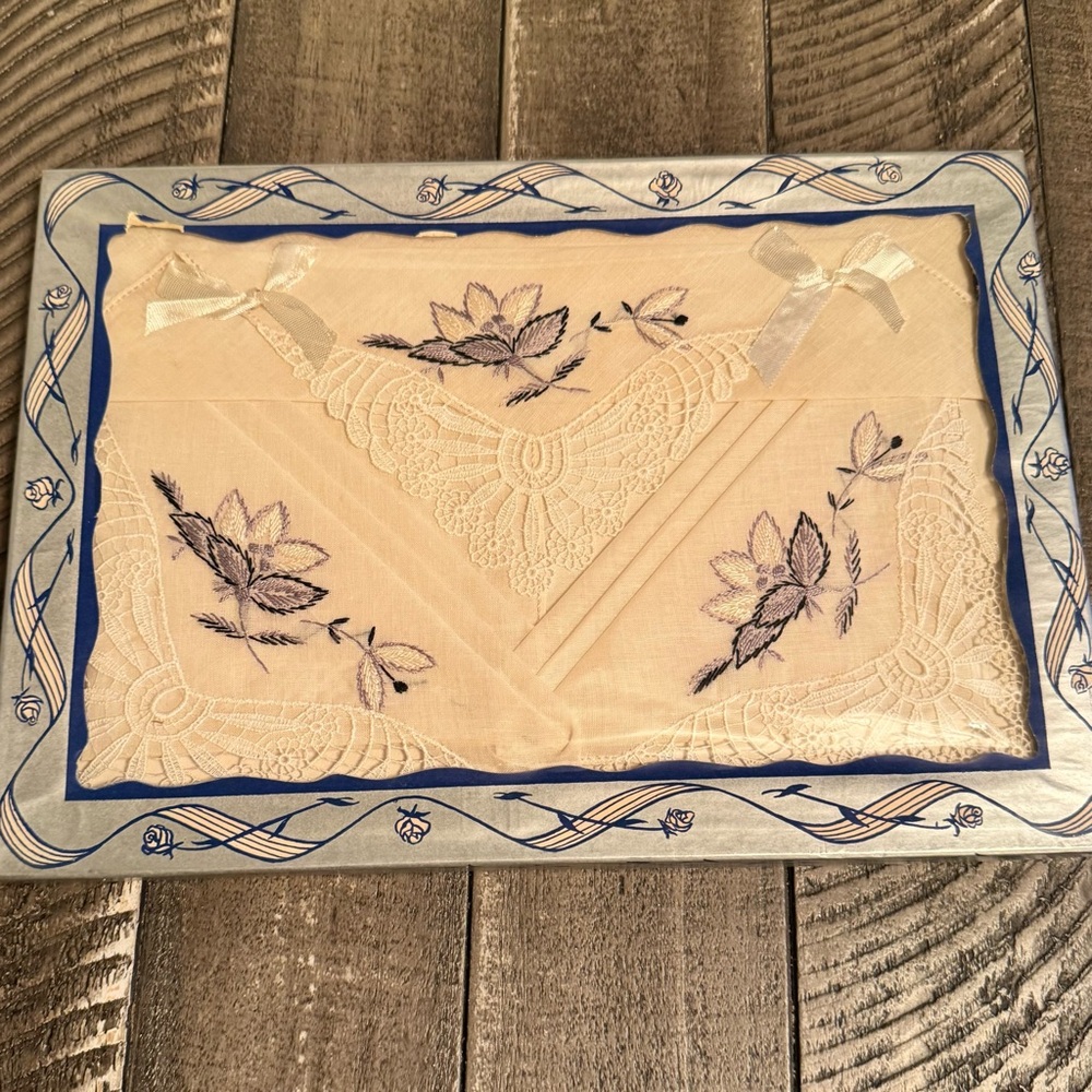 Vintage Set of White Floral‎ Butterfly Embroidered Hankies Hankerkerchiefs New
